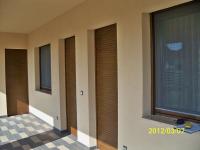 Felsőtokos alumínium redőny, tok a falban