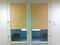 Roletta félig nyitva, kintről