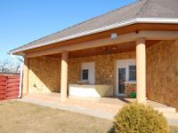 Felsőtokos alumínium redőny, tok a falban szintén