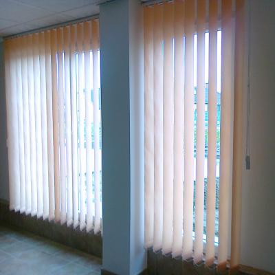 A szalagfüggöny hangulatosan szűri a fényt